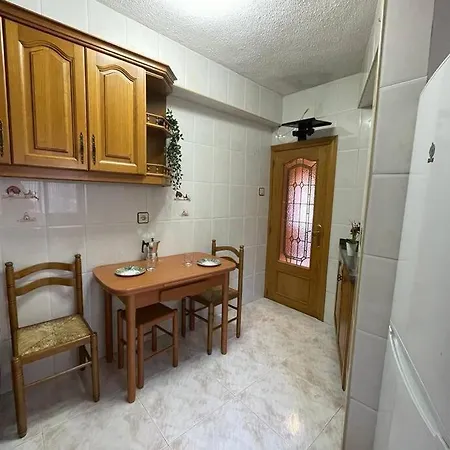 Oviedo. Apartamento Sencillo, Luminoso Y Acogedor. アパート *
