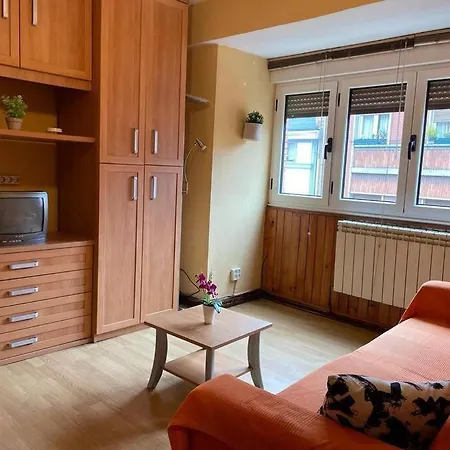 Oviedo. Apartamento Sencillo, Luminoso Y Acogedor. アパート