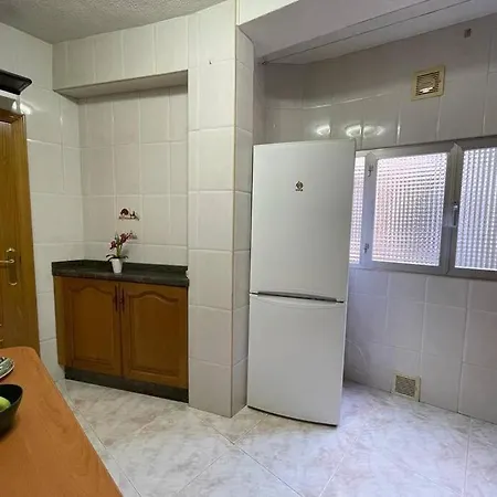 Oviedo. Apartamento Sencillo, Luminoso Y Acogedor. アパート *